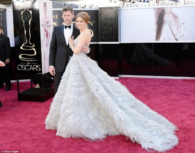 Amy-was-equally-beautiful-in-a-powder-blue-gown-by-Oscar-de-la-Renta-as-she-posed-with-fiance-Darren-Le-Gallo